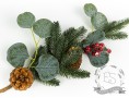 Гілочка ялинки з евкаліптом, шишками та ягодами